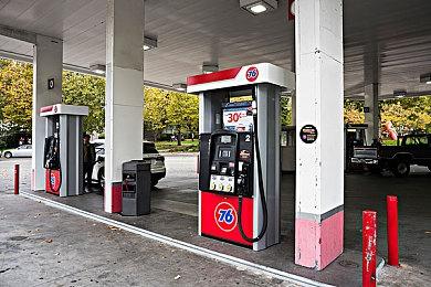 《羊了个羊》风靡全网！创始人被母校制展牌宣传